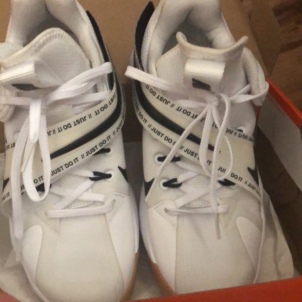 Unisex Nike React HyperSet
Indoor Court Shoes. Worn a few times on court. - Picture 5 of 9
